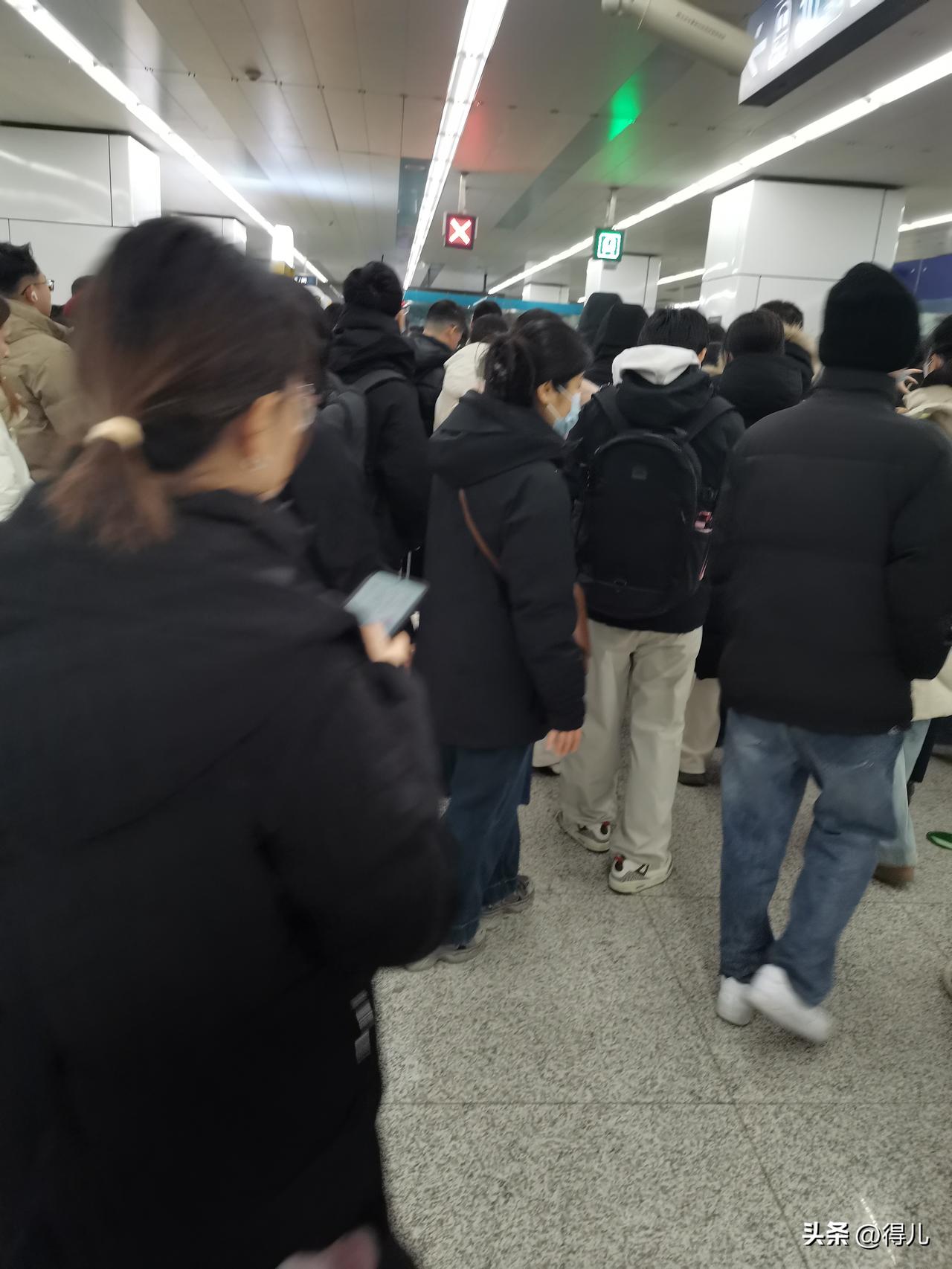 今天北京地铁怎么回事？人这么多？呢？到处哪都是人？这早上八点了，这这不正常了。