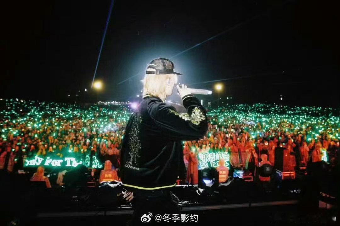 徐明浩音乐号召力太强了 全场绿海不是凭空来的，是他用一场又一场拼命的舞台换回来的