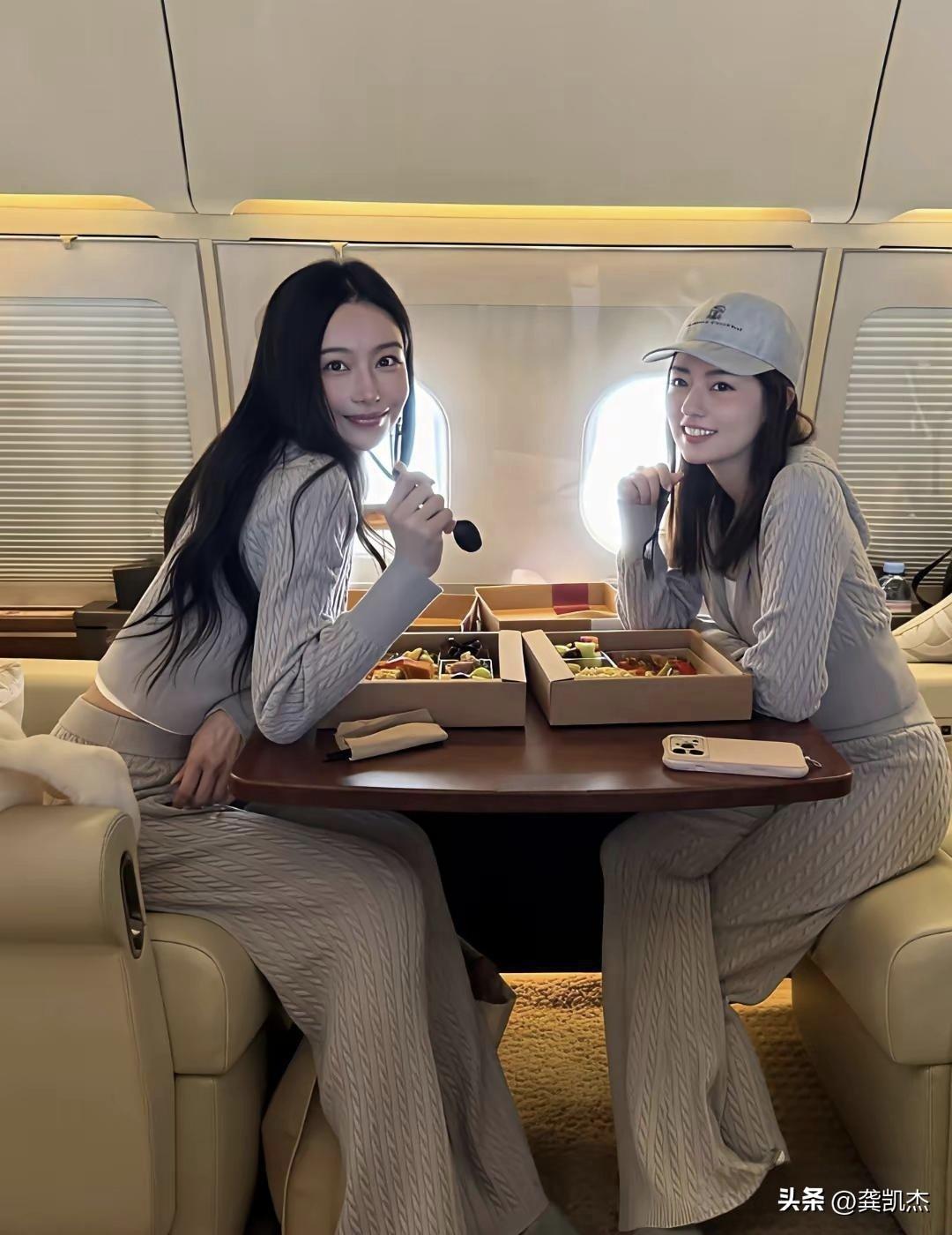 不懂就问，这是飞机的什么舱？竟然可以这样坐着或躺着。