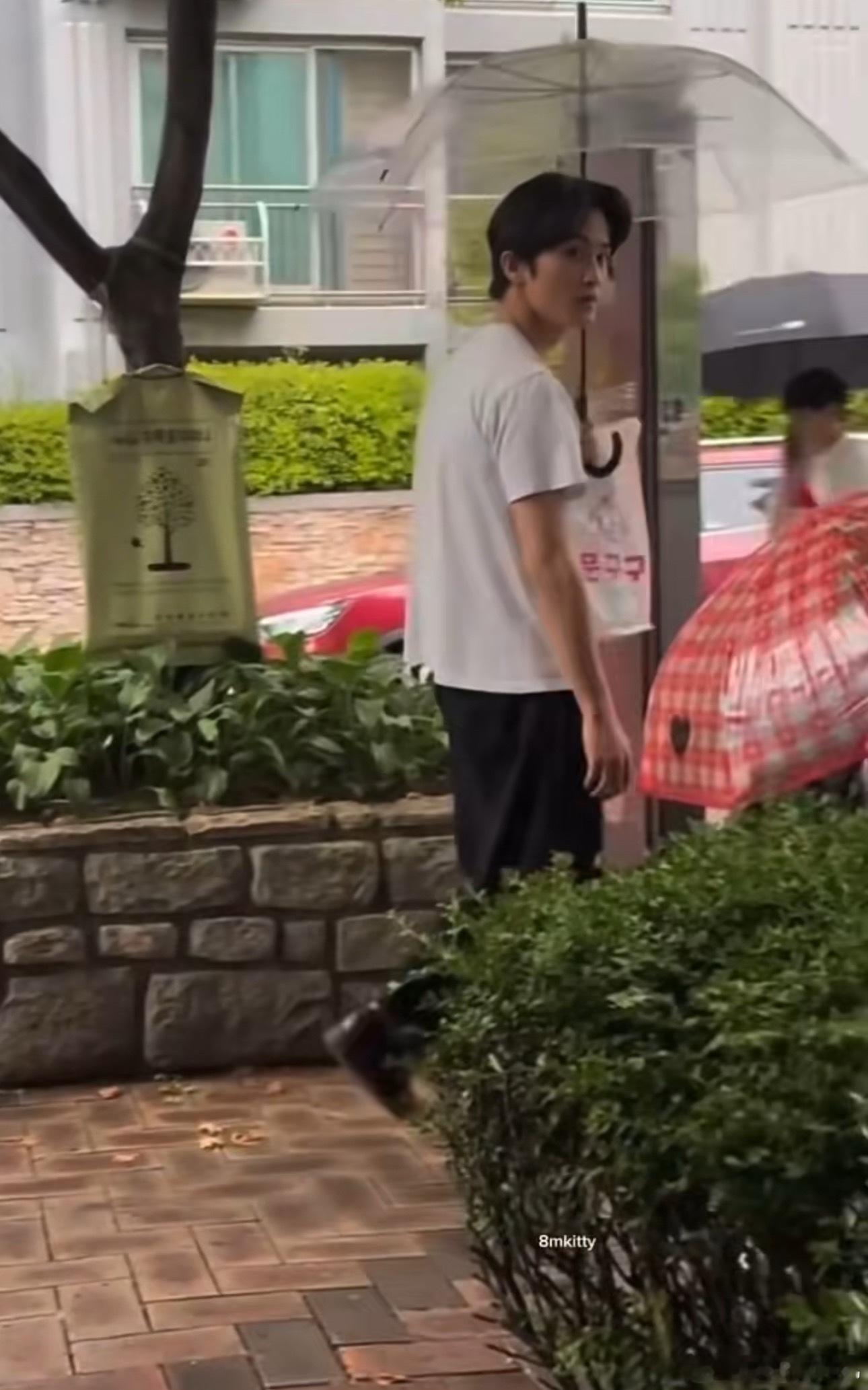 李马克退出NCT之后，回归了最朴实的自己。看他比李楷灿还要黝黑的皮肤，两只jio