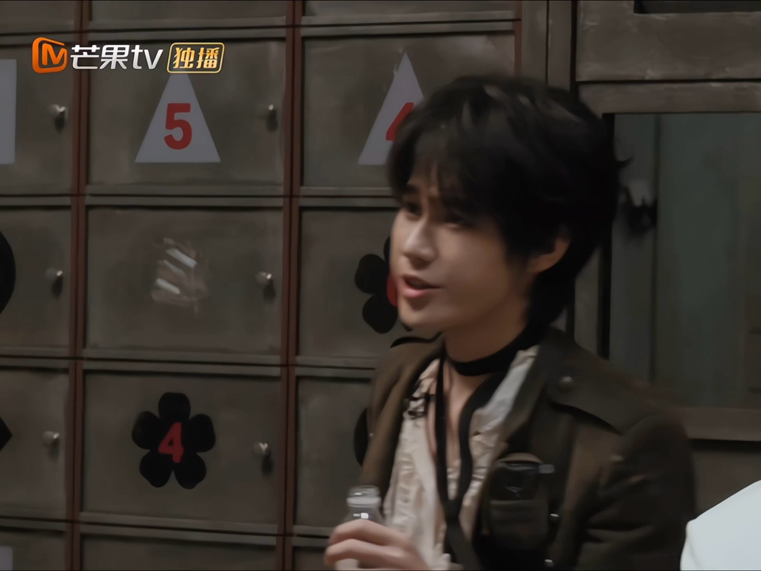 变小松鼠了🐿️张真源密室大逃脱 ​​​