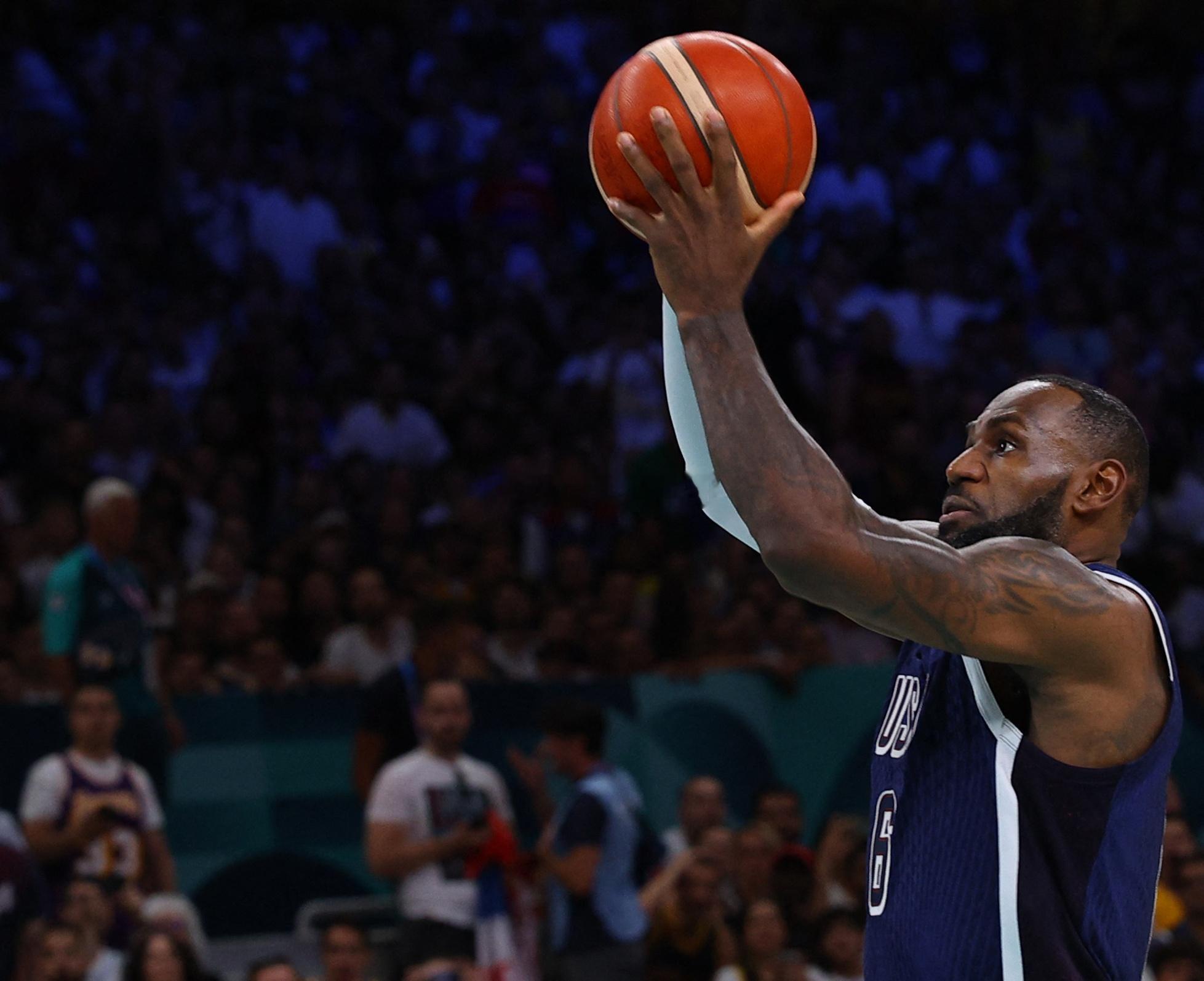 詹姆斯：我因篮球富有和伟大 但我希望人们通过球场外表现定义我近日，美国男篮球星勒