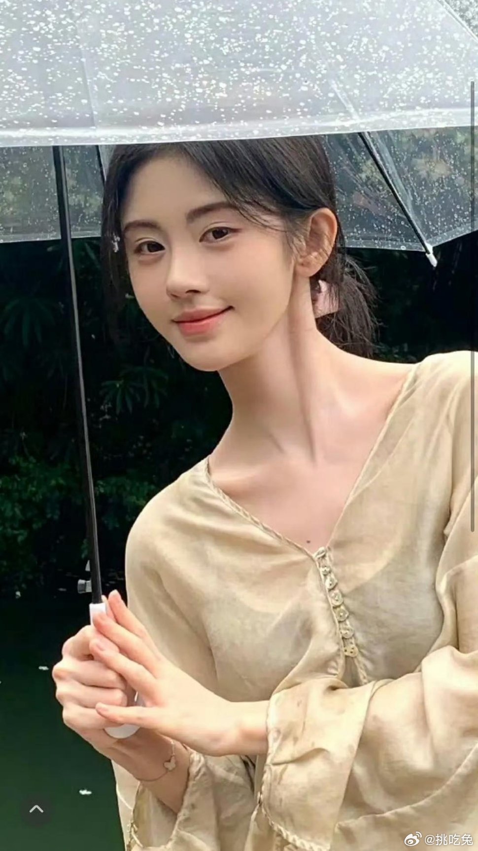 鞠婧祎的内核好强大，再多风言风语都阻挡不了她前进的脚步，而且出道这么多年一点儿绯