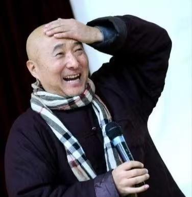 岳云鹏的相声，正进化成你认不出的新物种。
这不是退步。
他的每一个表情包式互动、