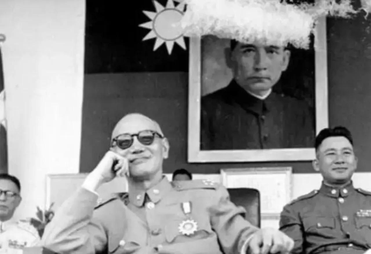 1935年王家烈交出所有兵权，蒋介石赏赐三万银元让他外出散心，刚登上专机，蒋介石