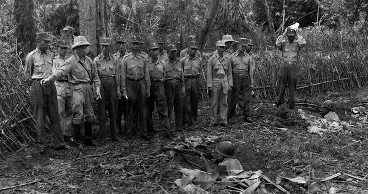 把女士衣服全部挂在外面，然后所有女士返回医院内部，两句话安排完工作后，中国驻印军