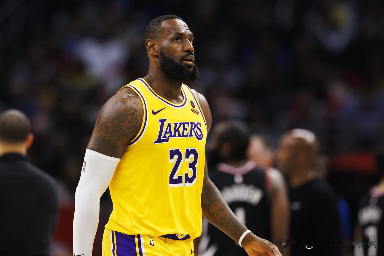 NBA赛场之球场老妖精詹姆斯不可思议的第21个NBA赛季。
   场均25.7分