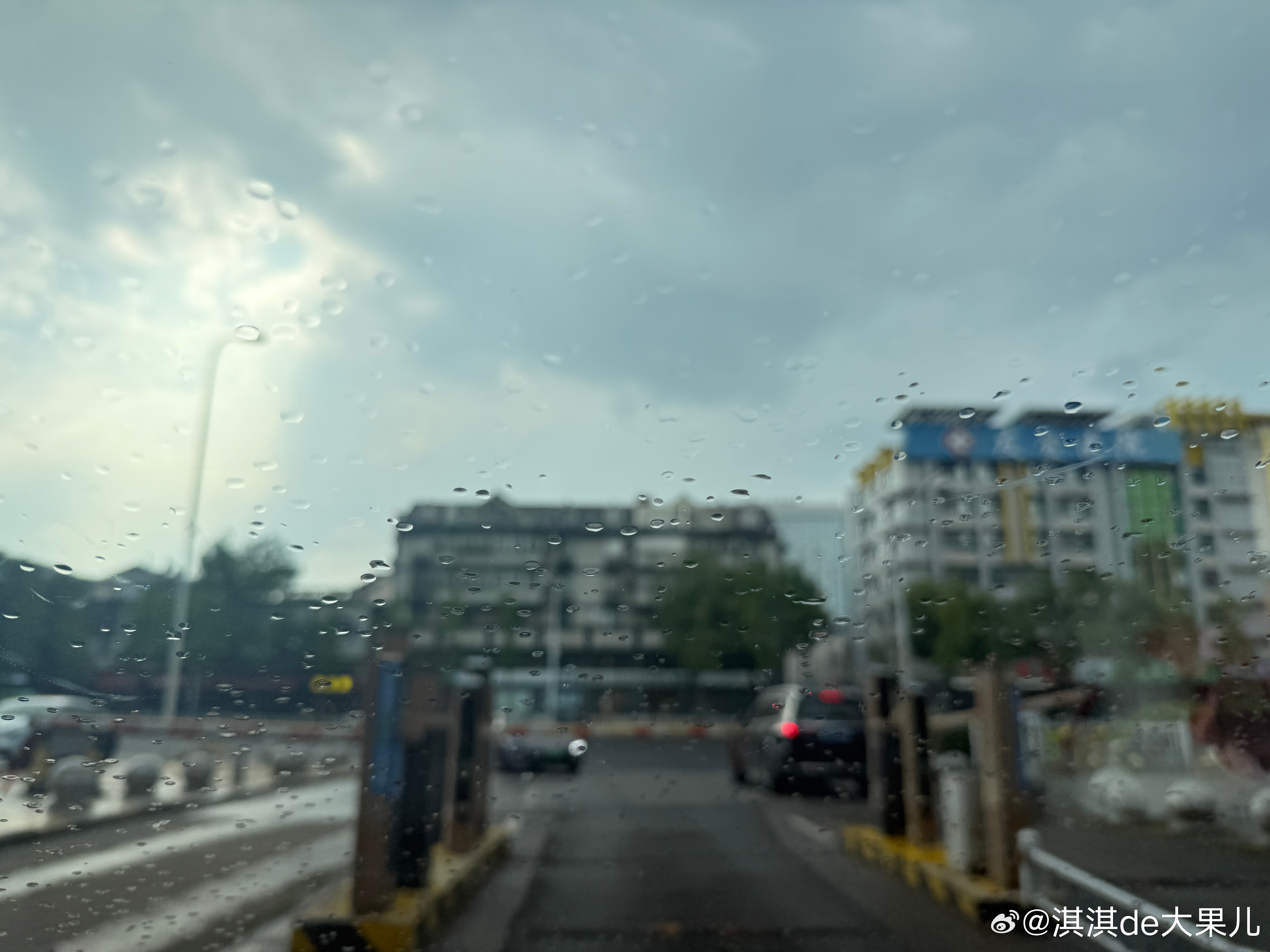 这天真无语，一会儿太阳一会儿雨，一会儿太阳雨