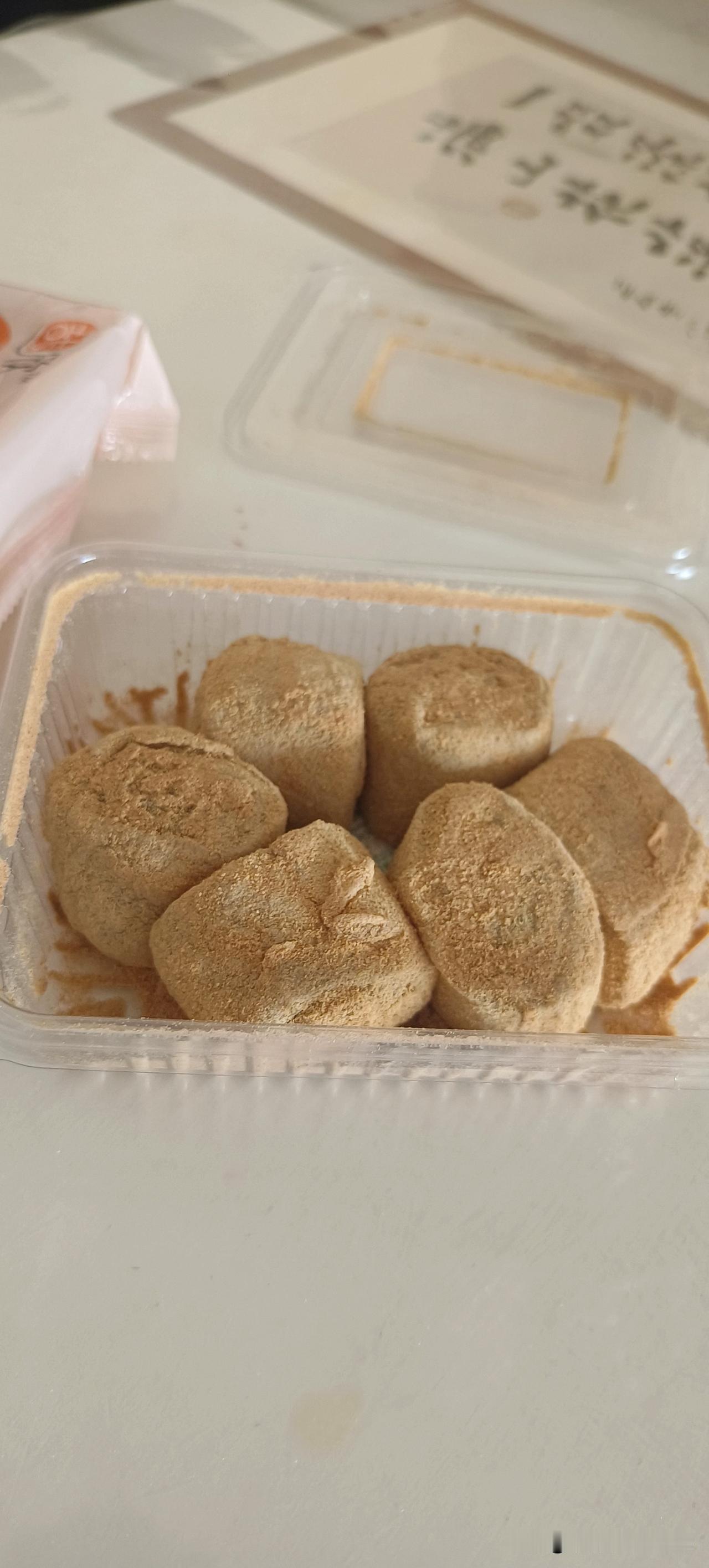 在北京什刹海的小店里，我买了一个驴打滚，比这一个小的大一半花了我38块钱，当时心