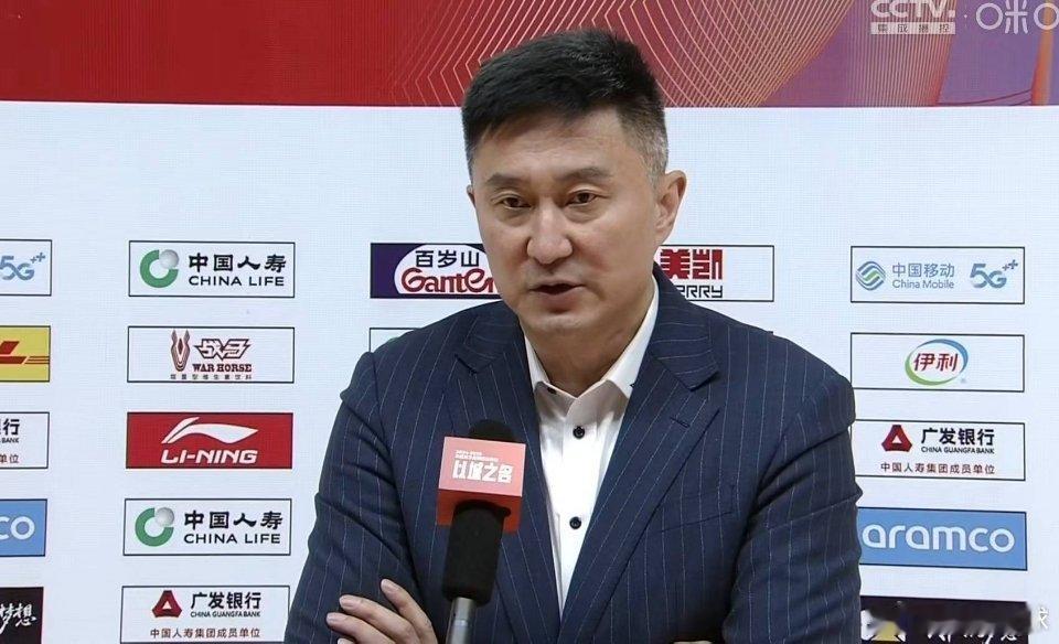 杜锋指导赛后采访确认：胡明轩伤停三个月[悲伤]希望胡队好好休养早日康复！咱们等你