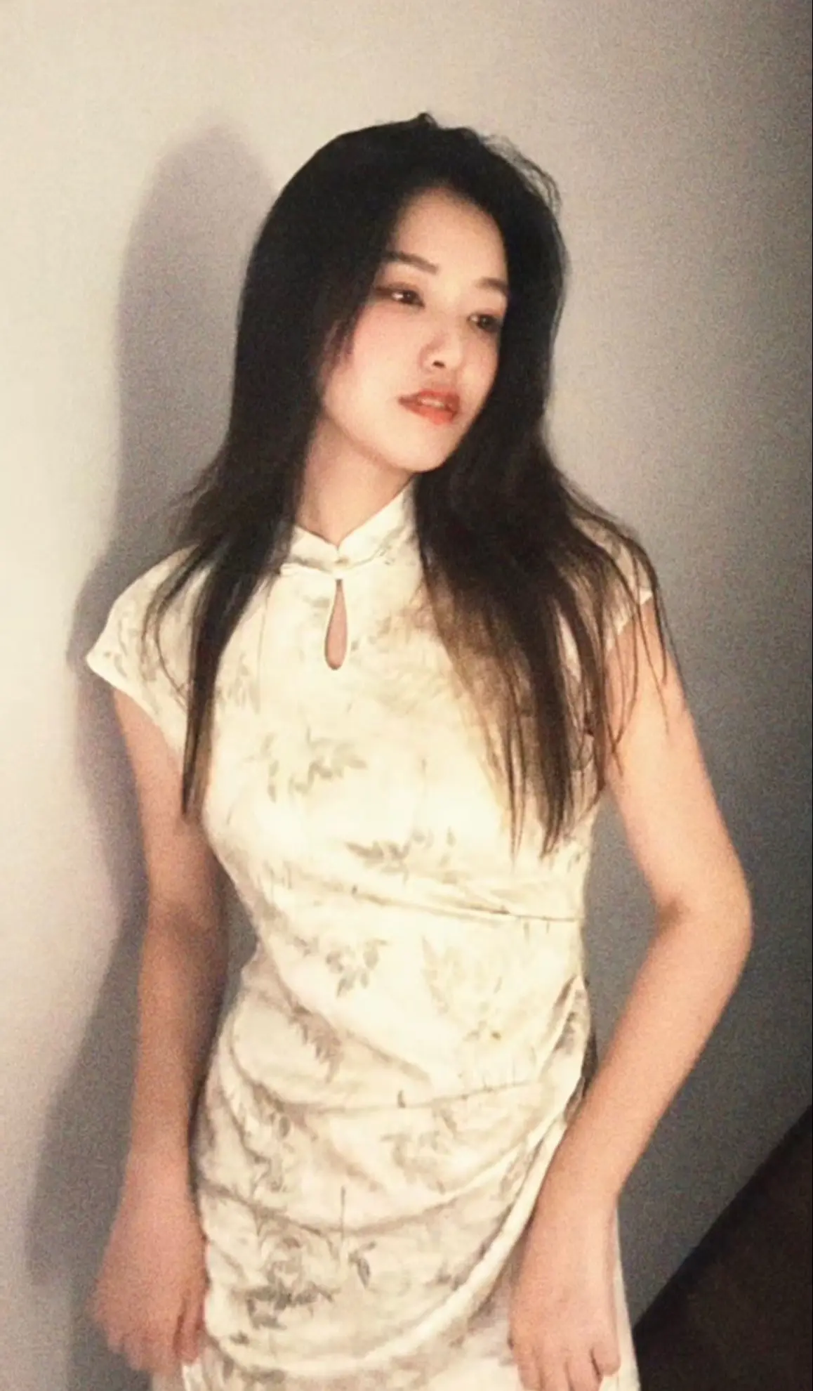 “她把人生看得太严肃了，每当她饮到半醉，她总要问别人，我是不是个好人。”