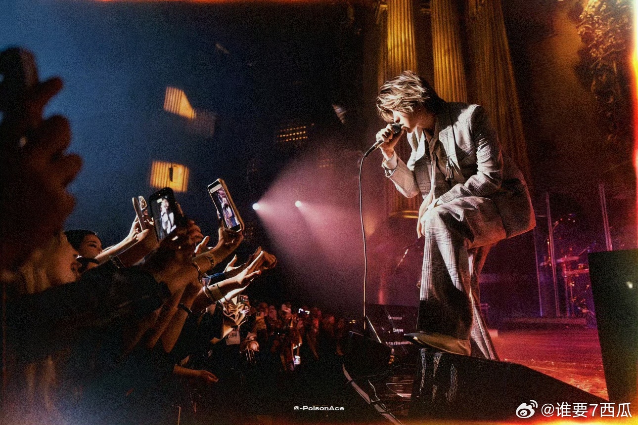 老外被蔡徐坤演唱会狠狠圈粉了蔡徐坤演唱会中场休息不到30秒 拉着俩外国友人来到蔡