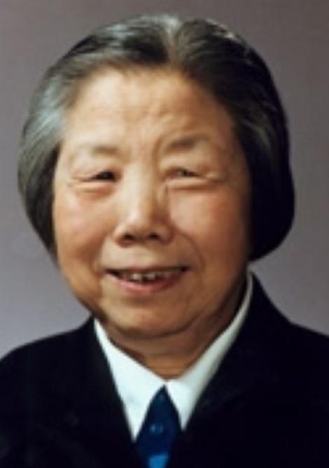 1976年，华国锋依照毛主席生前安排，宣布：增补邓颖超为全国人大副委员长，后续将