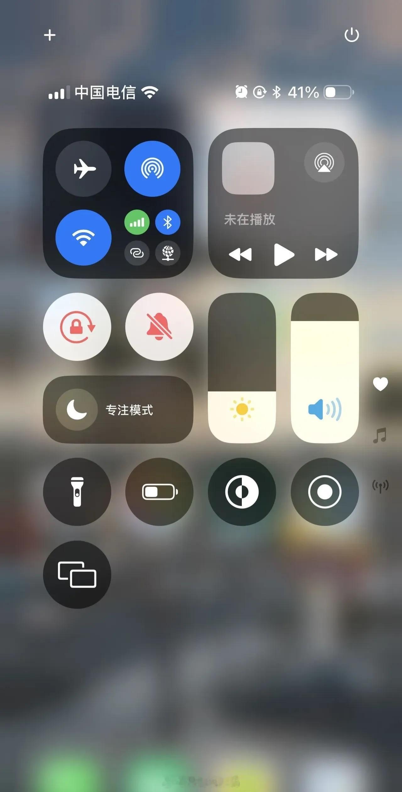 #iOS18上线关机按钮#iOS18在控制中心右上角添加了关机按钮，与三星ONE