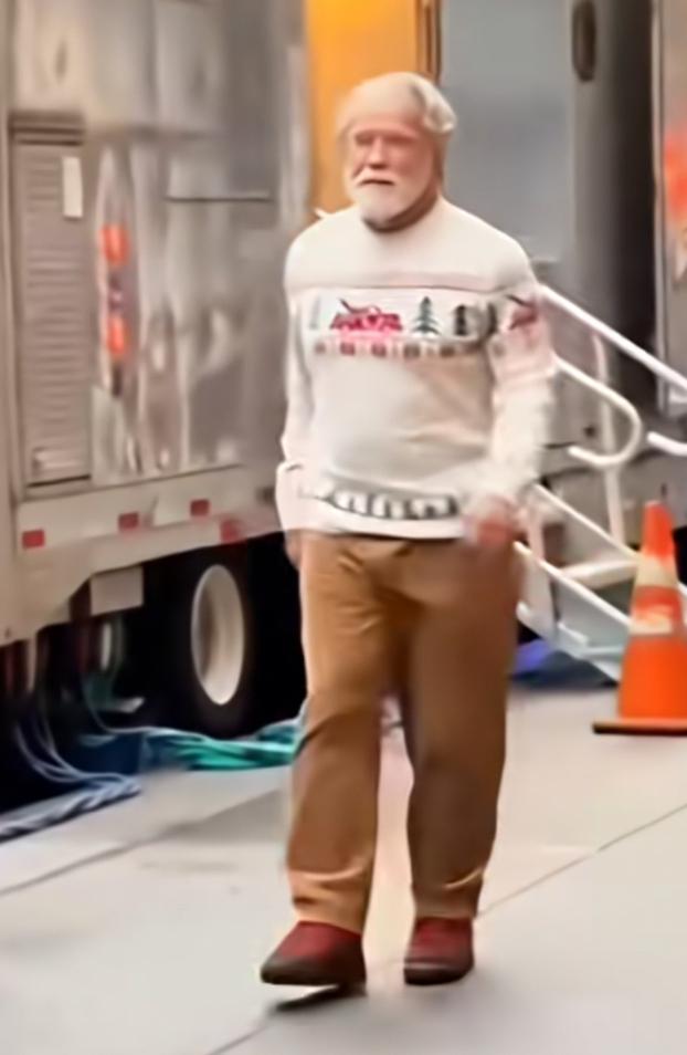 曾经的肌肉型男77岁施瓦辛格走在美国街头，满头白发，花白的络腮胡子，整个身型发福