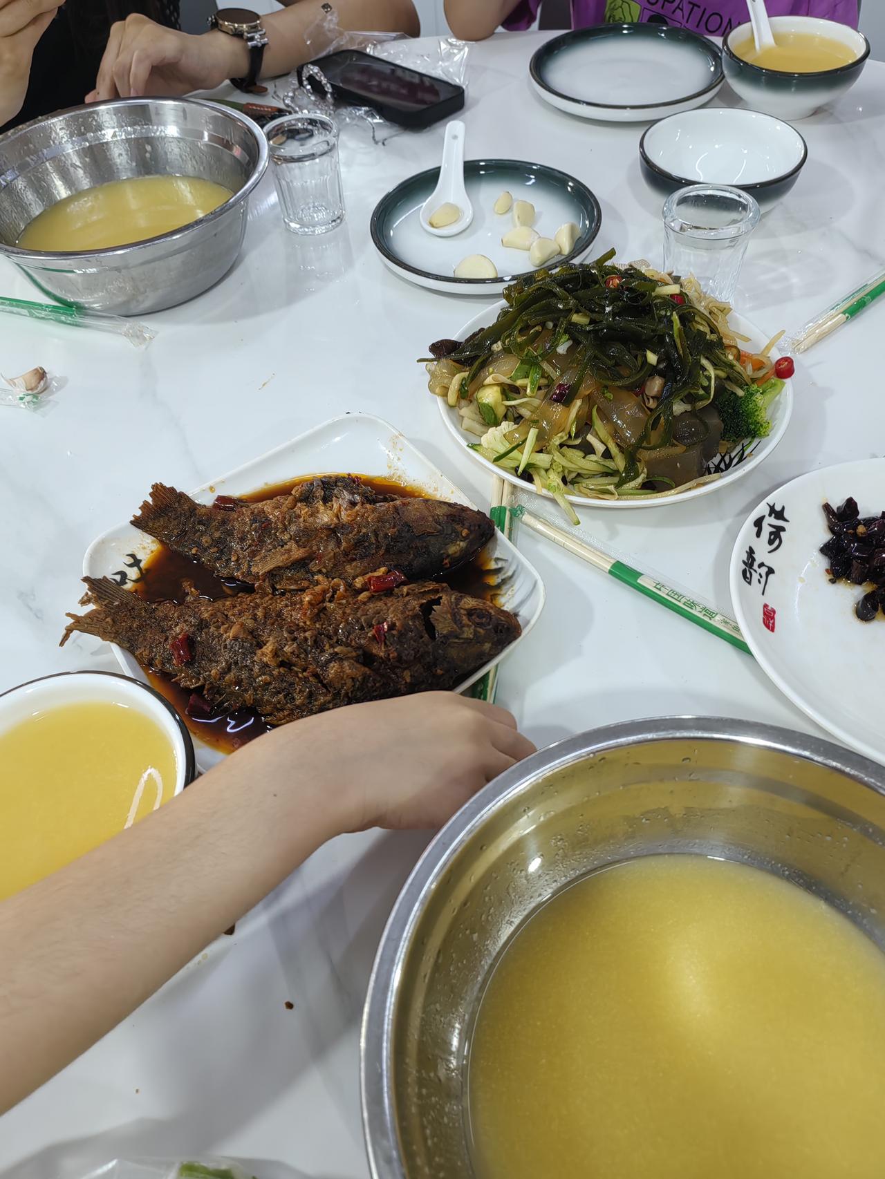 我喜欢吃的东西就想跟孩子们分享。
    晚饭请孩子们吃娇姐馅饼。各种馅都要齐了
