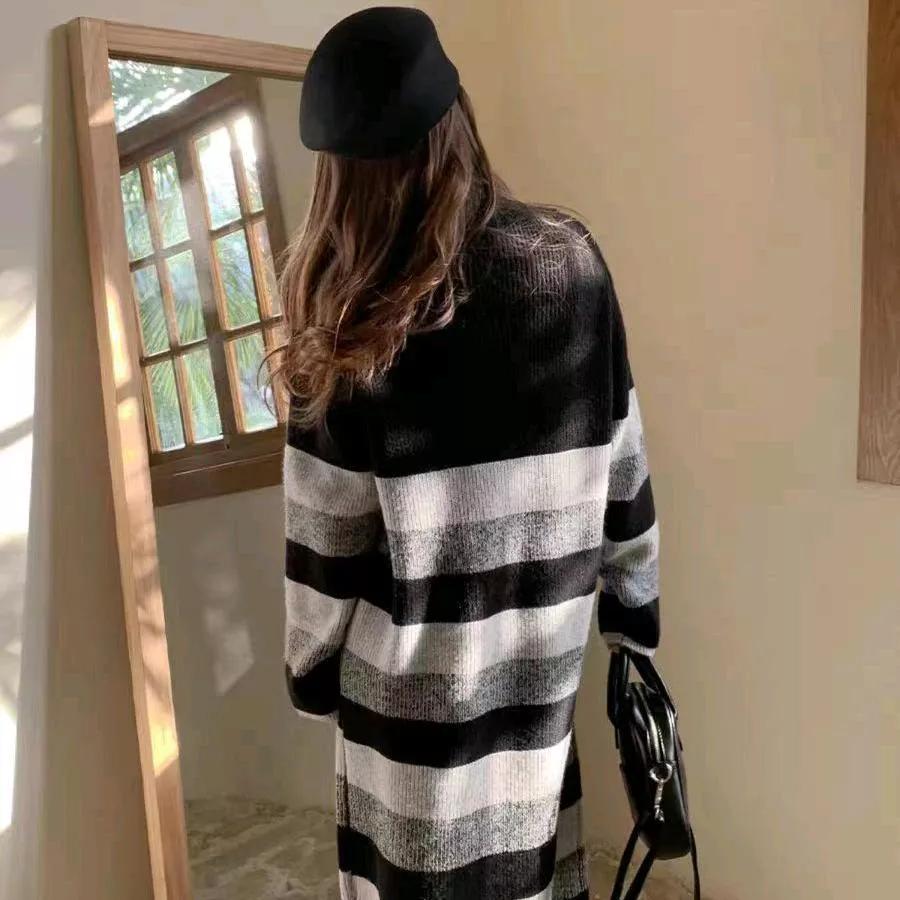 黑白色条纹毛衣搭配黑色贝雷帽，复古又时尚！黑毛衣穿搭 黑高领毛衣穿搭 灰毛衣搭配