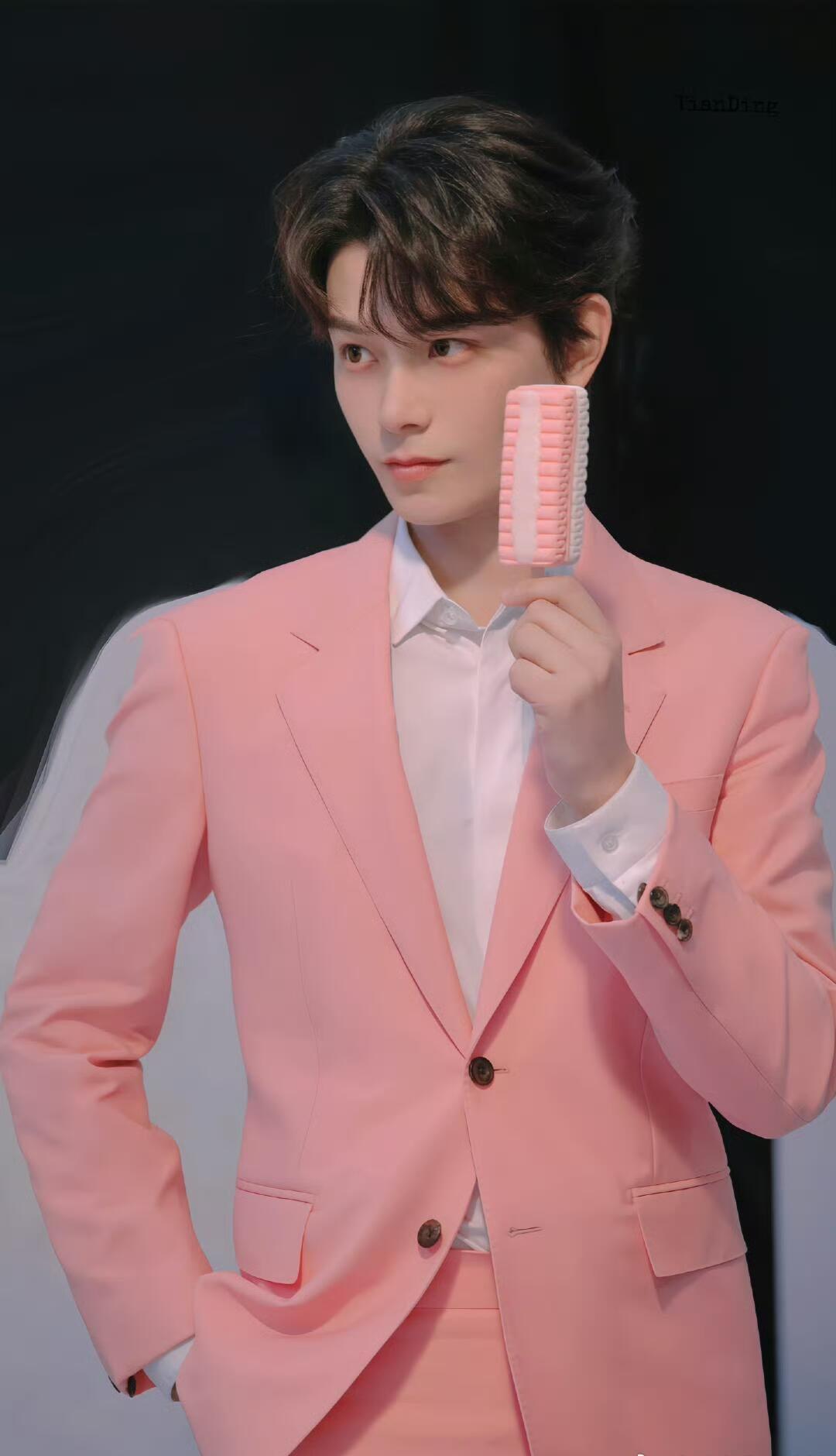 💚丁禹兮电影天才游戏 

      丁禹兮新电影《天才游戏》，他饰演的陈伦是