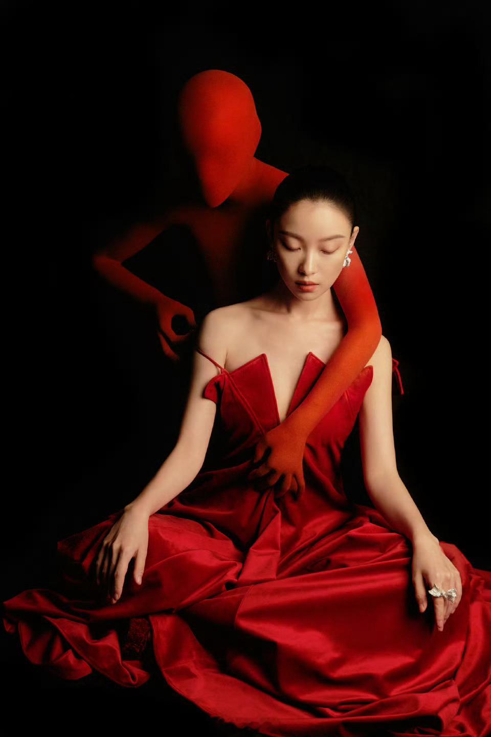 我以为倪妮身后的人形傀儡是布景，原来它就是裙子的一部分，好特别哦！概念也是紧扣今