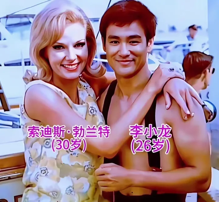 当年26岁的李小龙在美国拍戏时和一位女演员的合影，当时女演员紧紧的搂住...