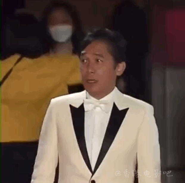 不知道你看到这个消息是什么感受，反正我觉得挺难评的。

就是这个事：梁朝伟看电影