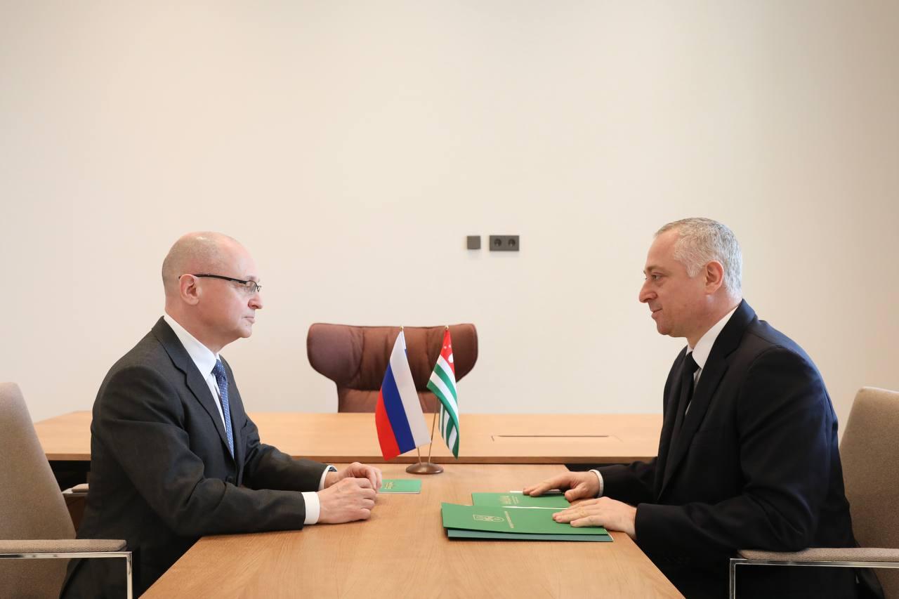 阿布哈兹总统贡巴与俄总统办公厅第一副主任基里延科，在重启运营的苏呼米机场历史性航