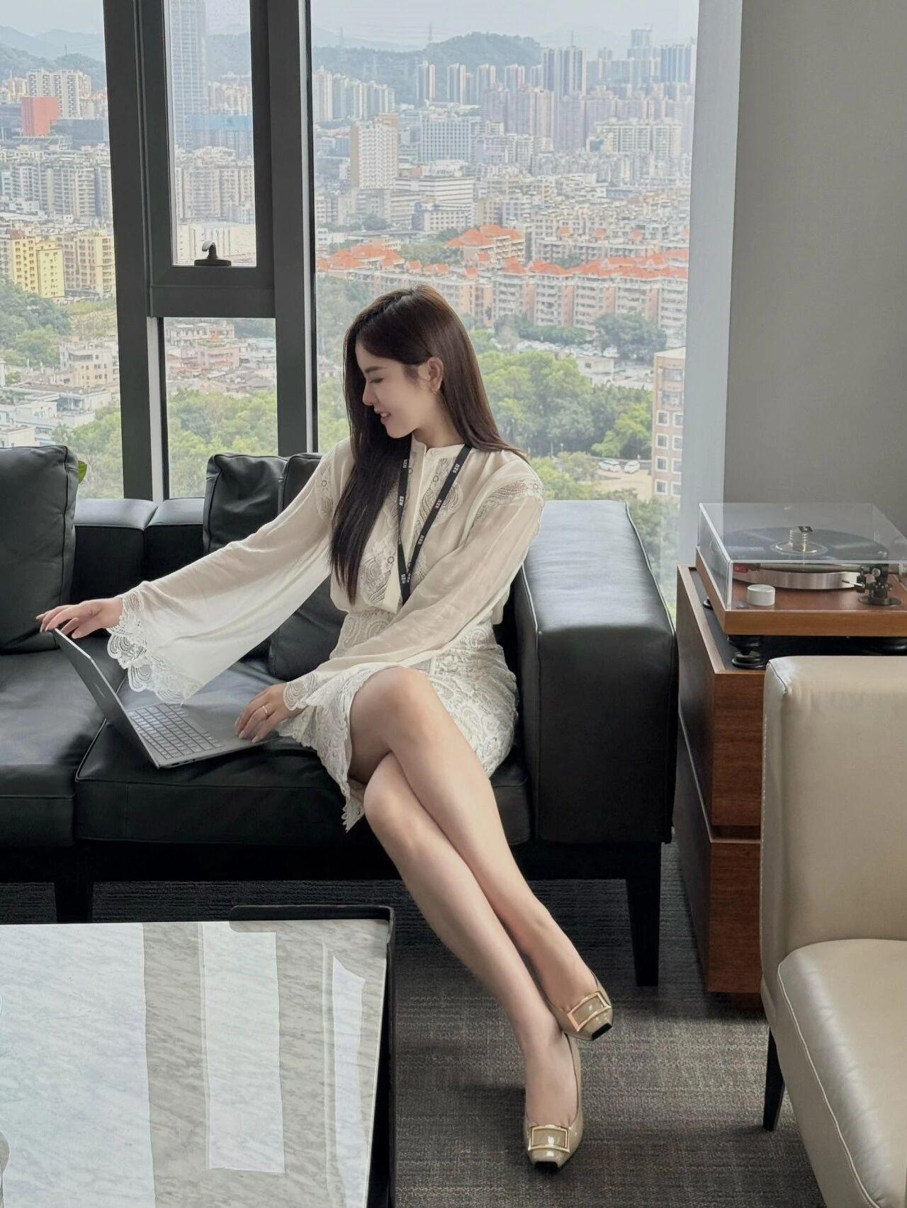 知性温柔职场御姐✨
她有着一头柔顺温婉的深棕长直发，五官精致柔和，气质干练又温柔