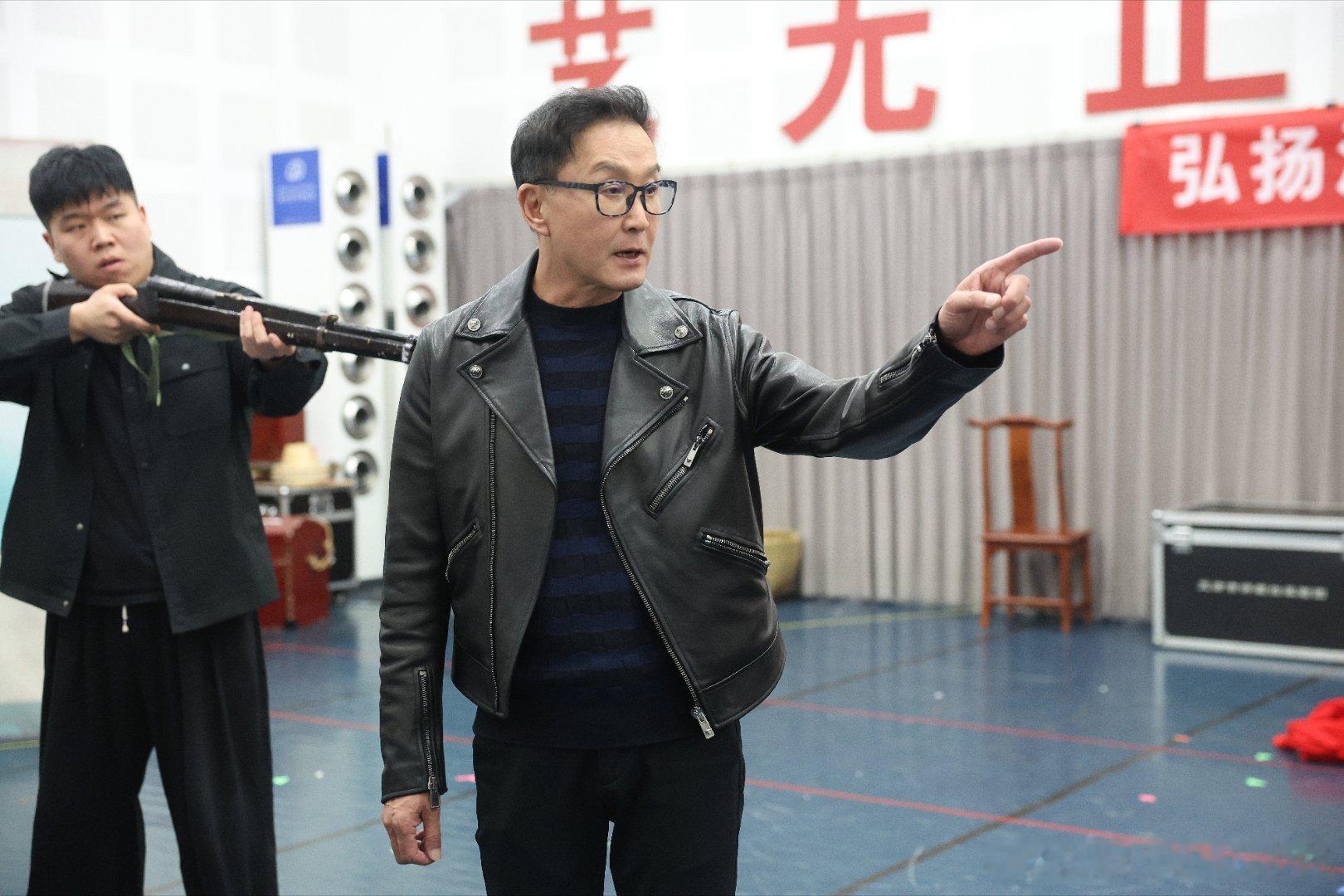 吴刚岳秀清夫妻档话剧首秀慈禧意外微服，戏法对决交锋！！！神仙夫妻档首度话剧同台吴