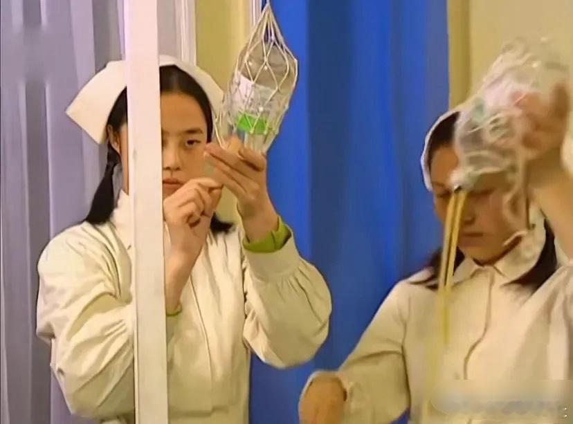 重看《情深深雨濛濛》发现穿帮镜头好明显啊！打吊水的的输水管竟然是压脉带做的 