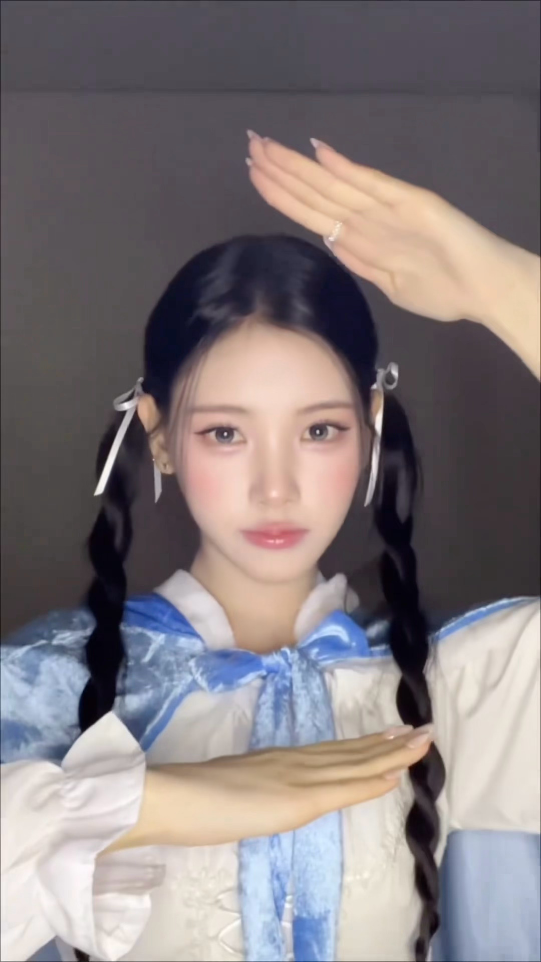虽然我不认识这谁 但是cha就是好孩子[笑哈哈] ​​​
