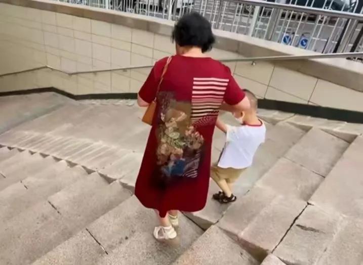 上次开庭审理，有一只小鸟在盘旋。这次三拒绝会议，讲到三拒绝突然一片漆黑。虽然无法