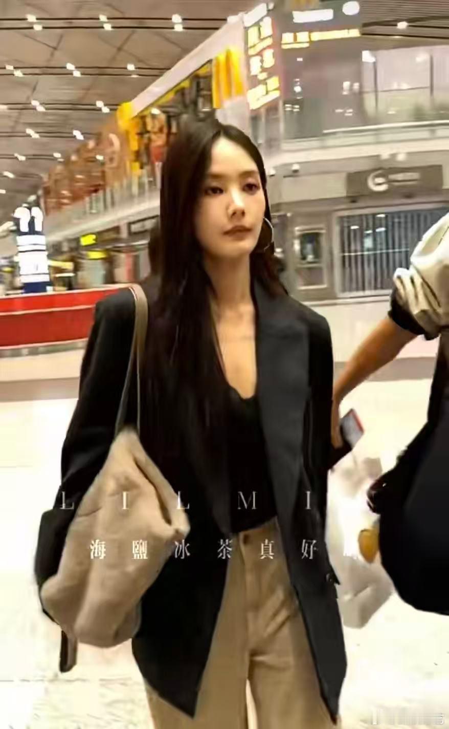 李一桐替粉丝给撞到的路人道歉 机场偶遇的小插曲里，她既有替粉丝道歉的礼貌，又有关