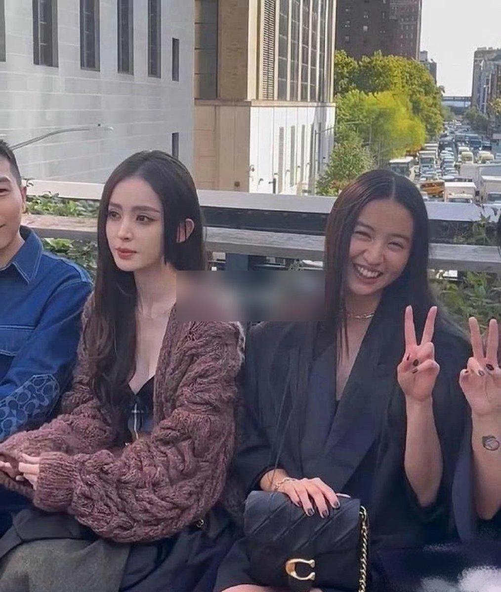 主角就是天生的，
第一眼就注意到了边上的美女。
不对，这好像娜扎啊。