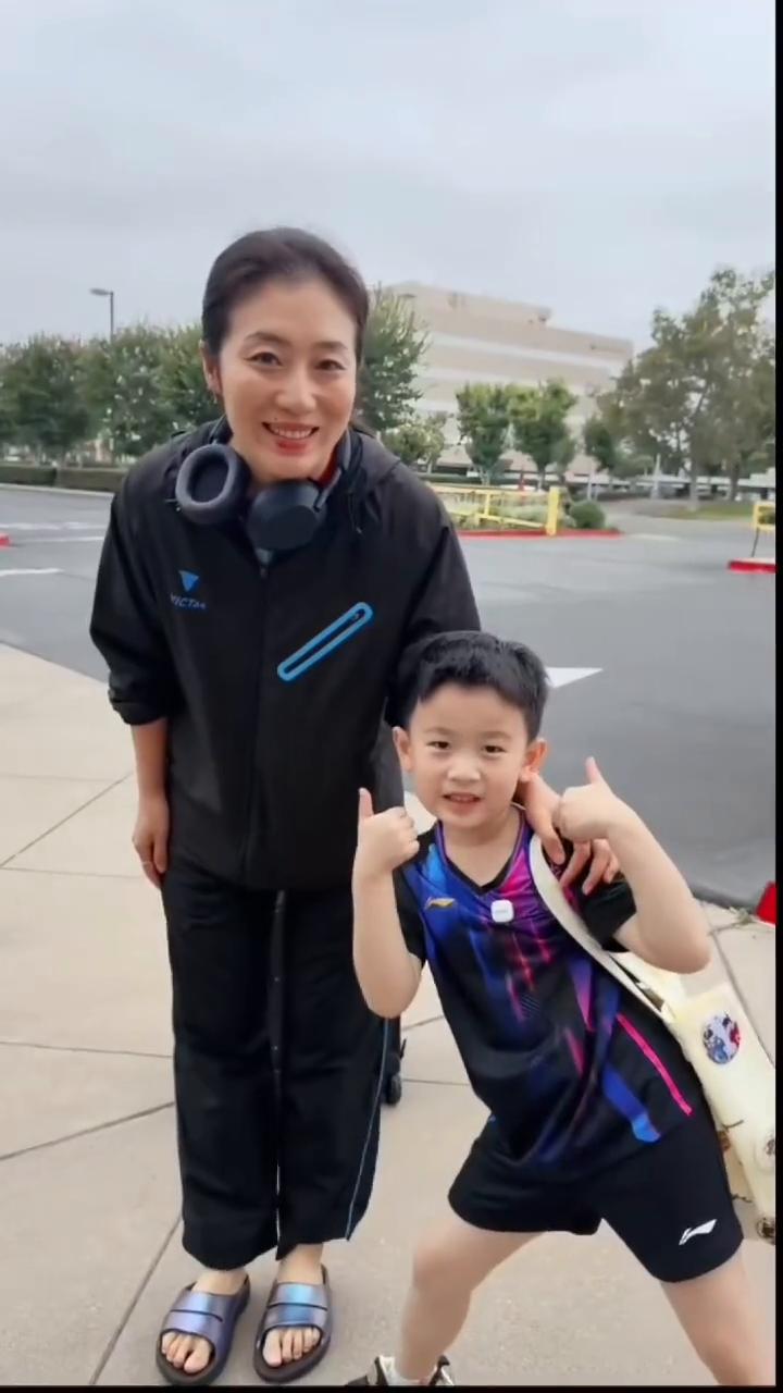 可可爱爱的小中还收到礼物啦！疯狂跟老外安利楚钦哥哥莎莎姐姐。