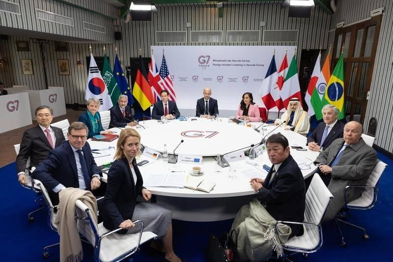 G7 峰会上，欧盟委员会主席冯德莱恩当众举起一块磁铁，语气强硬地控诉中国把稀土 