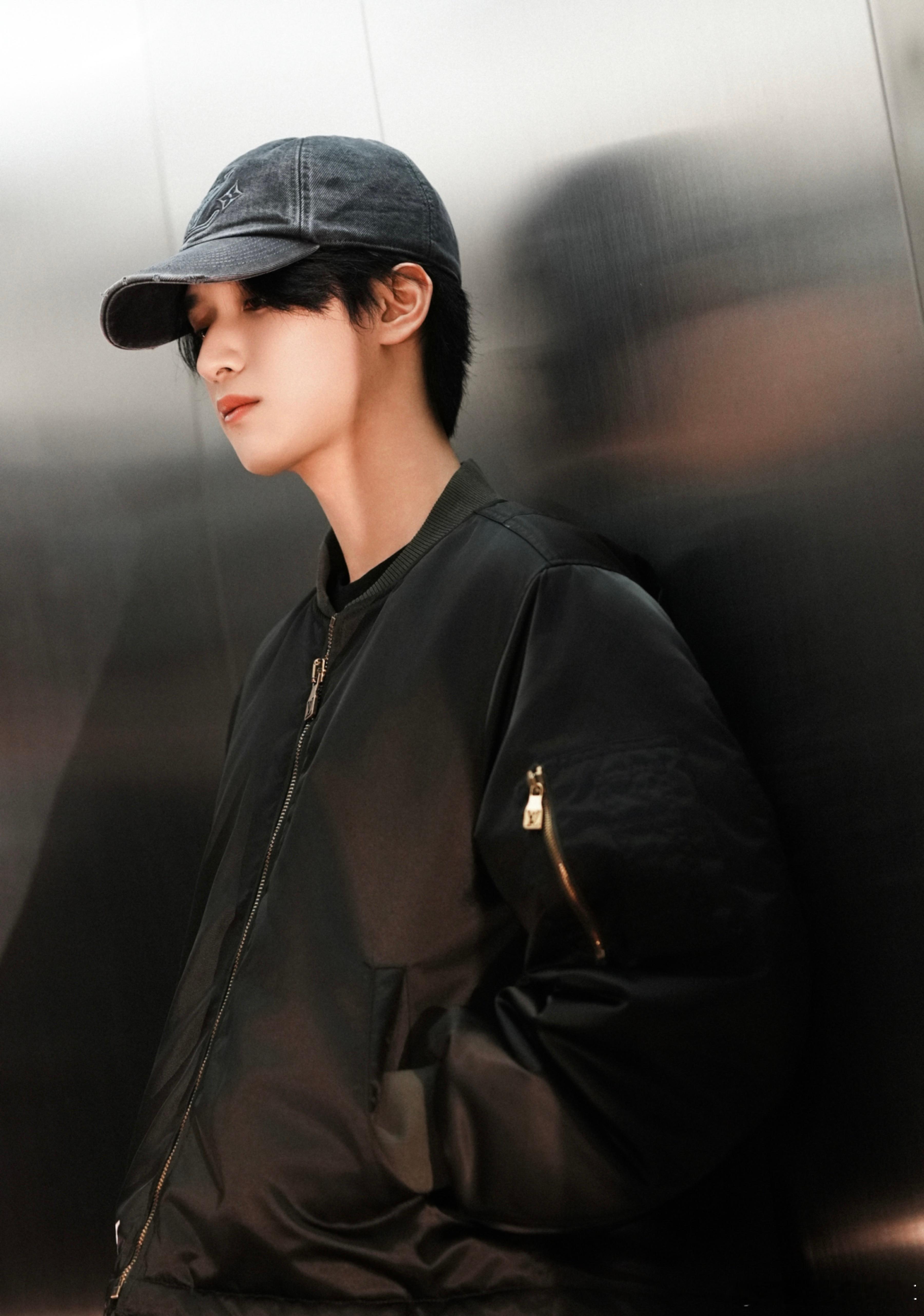 严浩翔高会更新：“好久没拍照了” ​​​