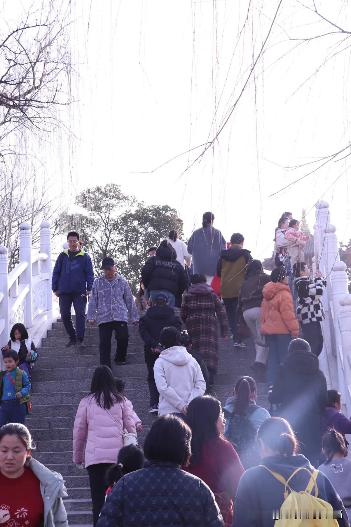 阳光洒满的石阶，熙熙攘攘的游客，在城市的喧嚣与繁华背后，隐藏着无数不为人知的故事