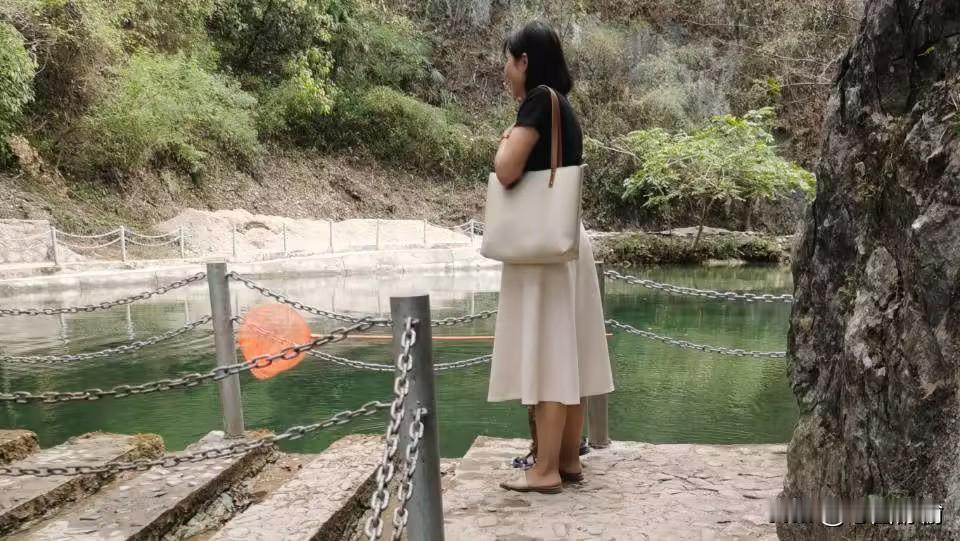 上联：深潭绿谷添幽趣
下联：翠树青山入画章
           （你对下联）