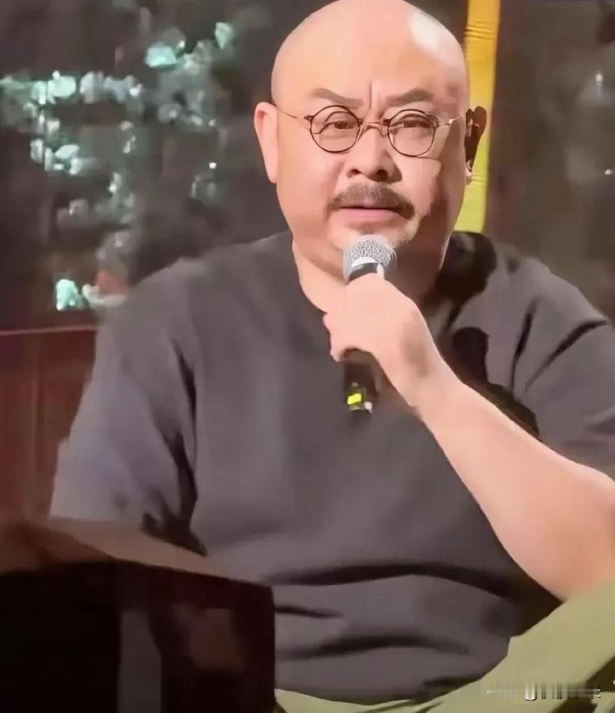 席地而唱，刀郎的松弛感没谁了！[得意][得意]