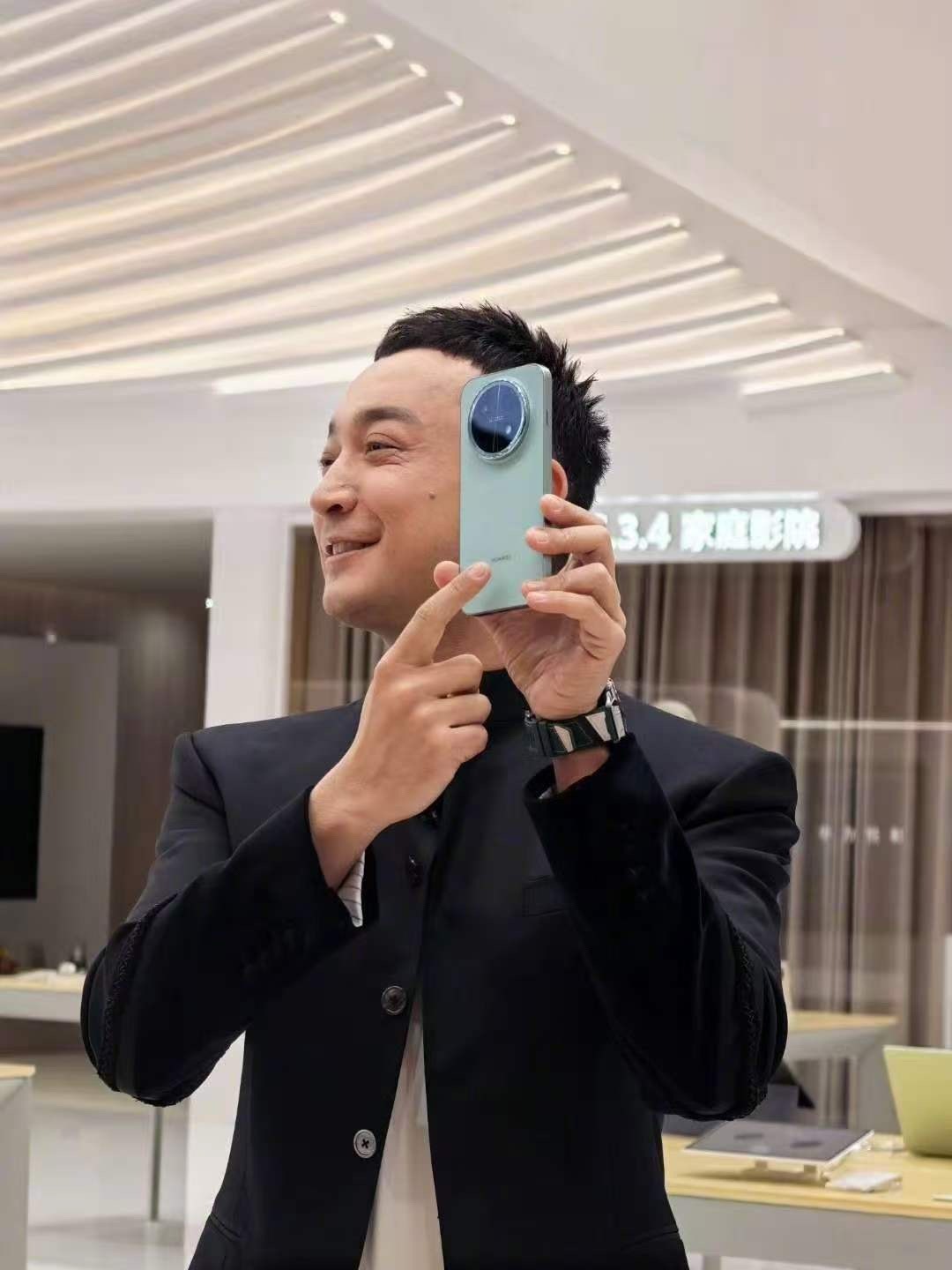 刷到尼格买提现场真机上手了！窄边框屏幕看着真通透，正面颜值比想象中还能打，单手操