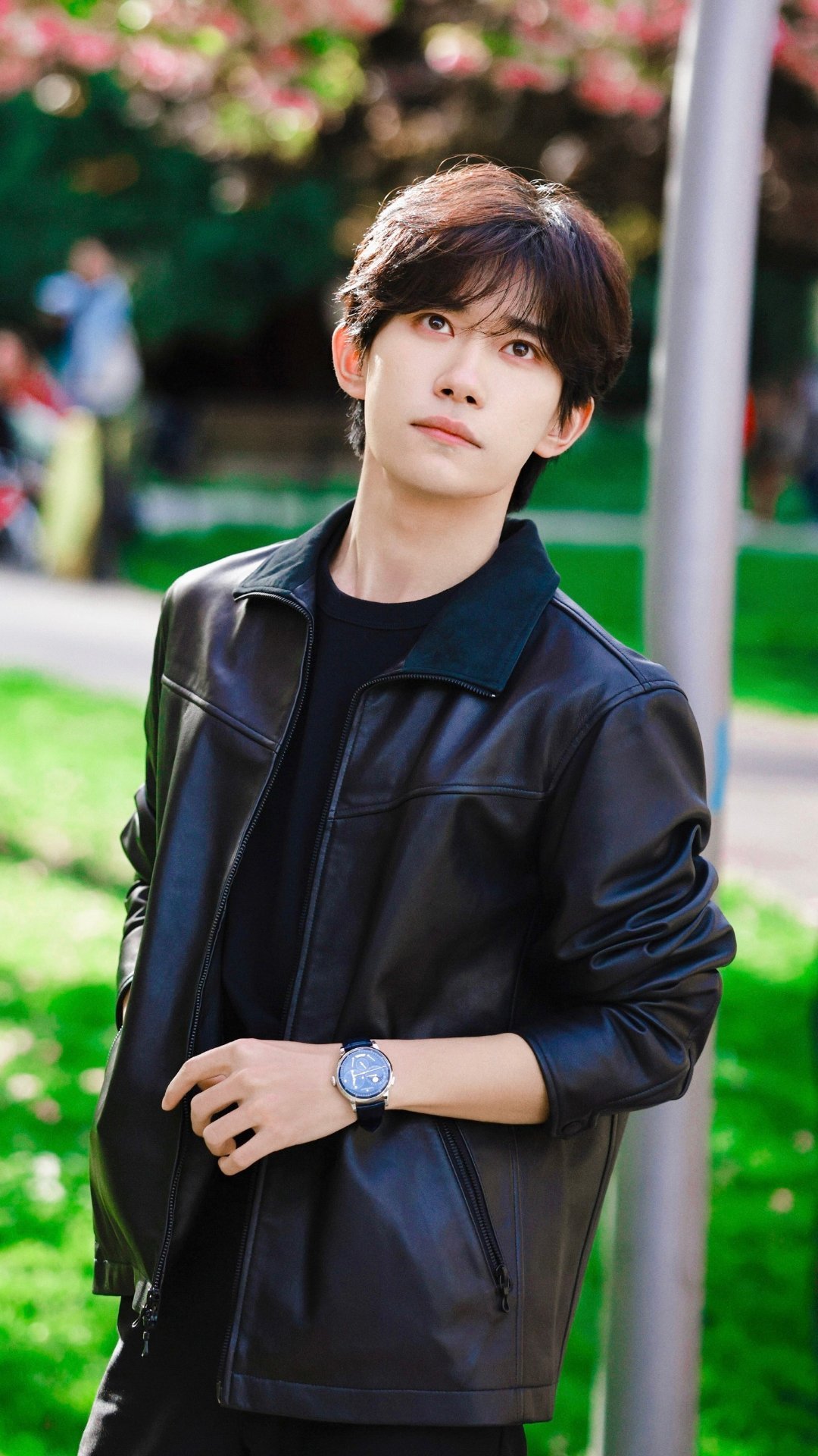 #易烊千玺[超话]#阳光明媚，你也是！夏日看花，别有一番景色 ​​​