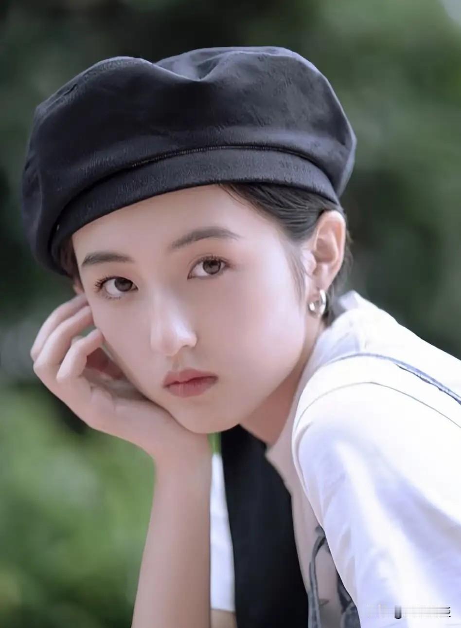 曾经片约接到手软的张子枫，如今遭遇事业空档，足足半年没有新戏开拍。原本敲定六月进