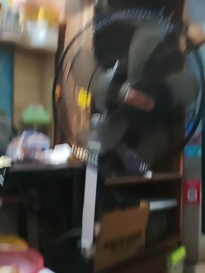 真心话茶局这几天天气格外热，想在屋里喝个凉茶都很困难，冷凉了半天了，你去喝的时候