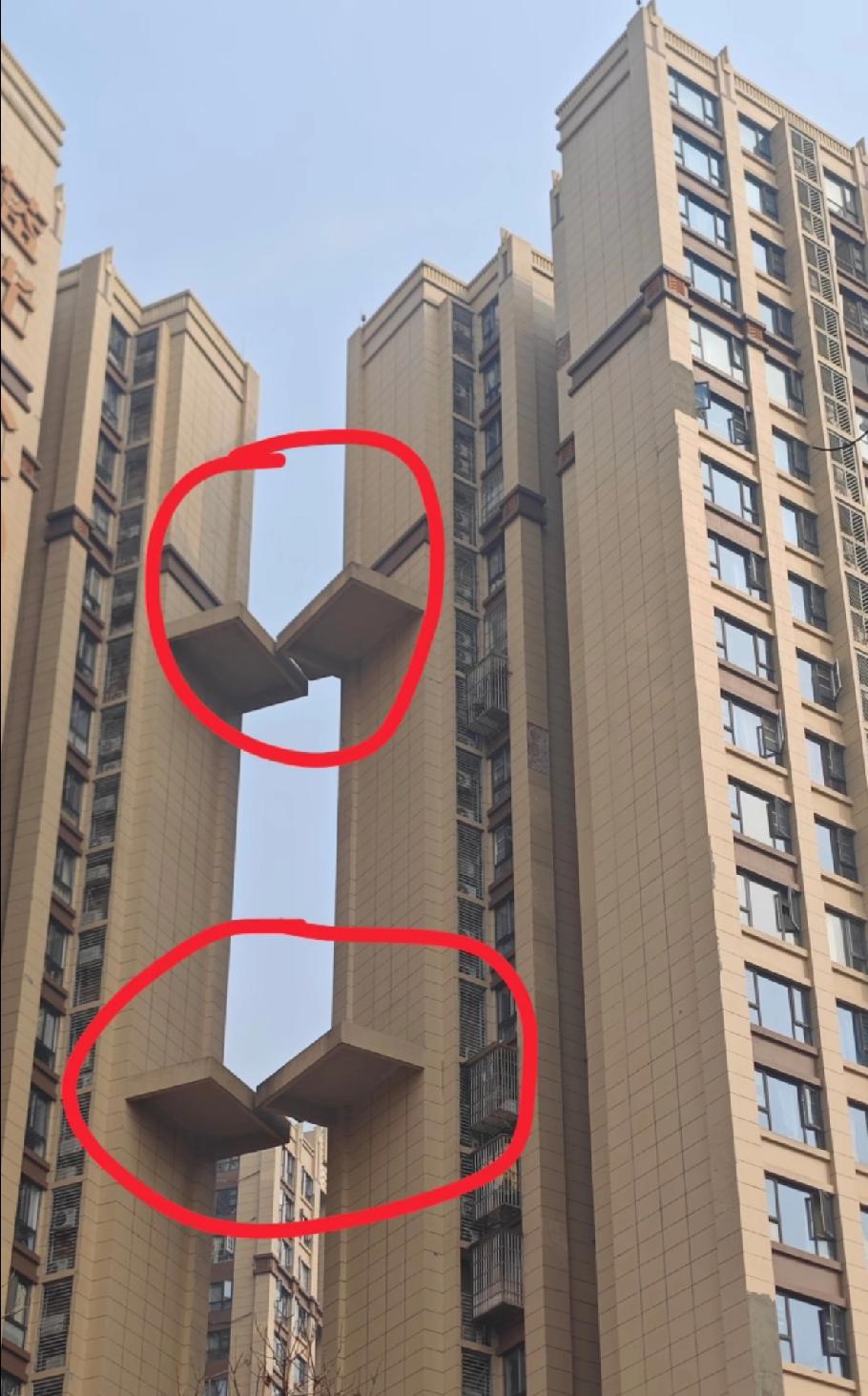 这种墙外的小平台到底是做什么用的？
外面又没门，人也上不去，到底有何用呢？[wh