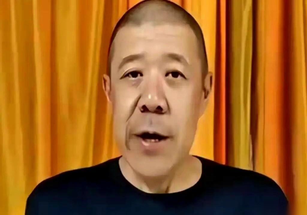 一提起演员秦卫东，很多人脑子里还是那个壮实的“许大马棒”。
可酒杯一端，他亲手推