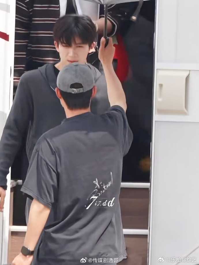 花少制片人去探班王星越王星越或将参加花少8 制片人探班超有戏，王星越有望加盟花少