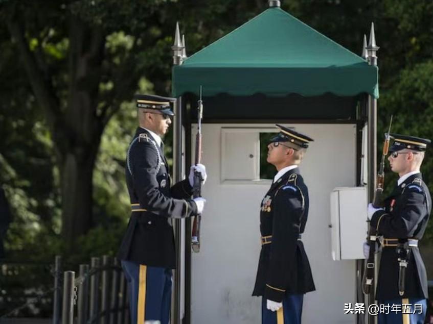 美国退伍军人:

唐纳德·特朗普说巴伦不能在美国军队服役，因为他太高了。

这是