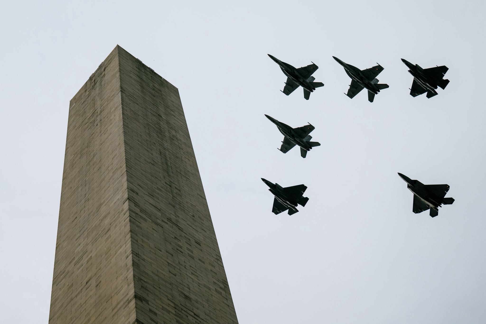 F-18、F-35、F-22 飞跃华盛顿纪念碑 