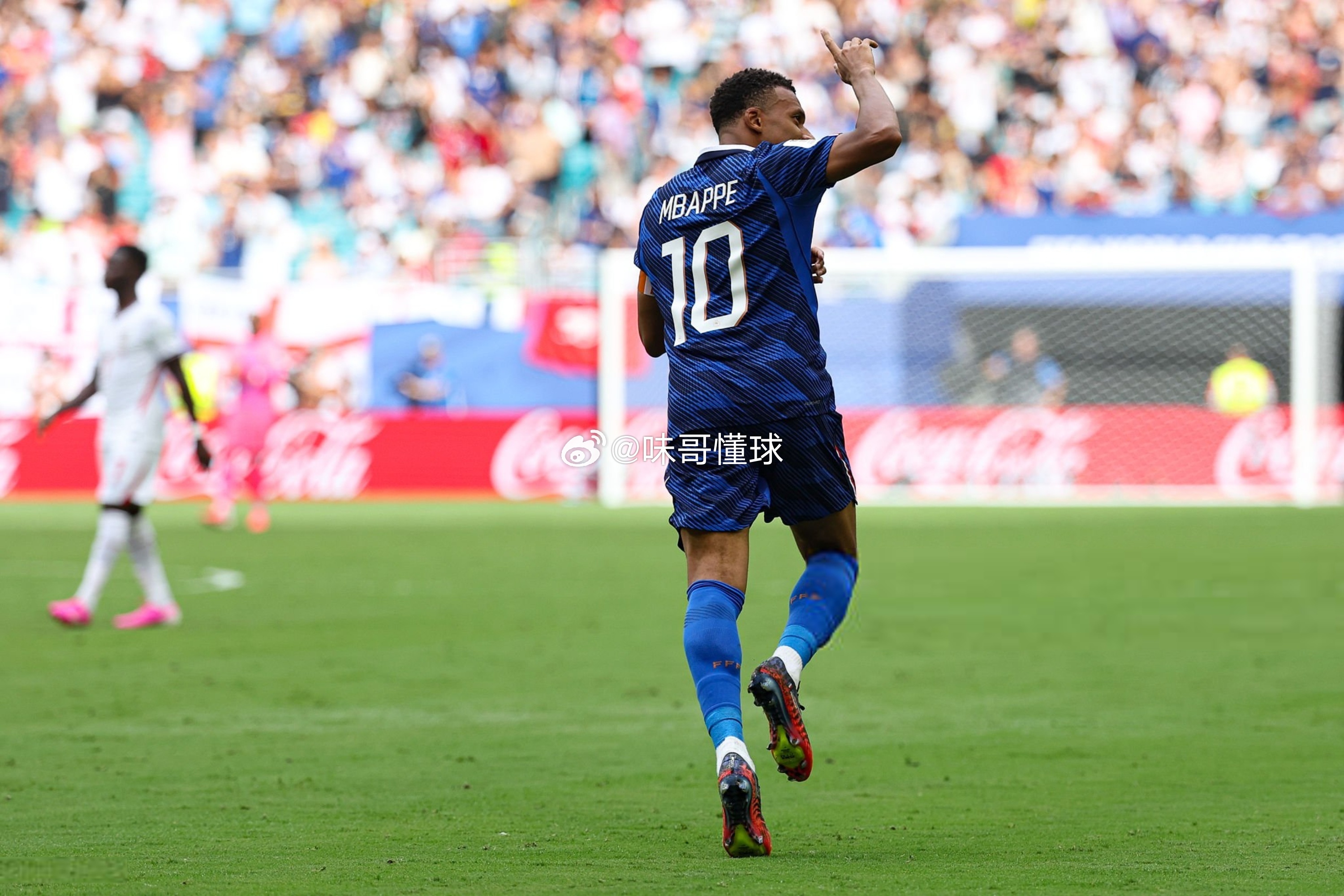 法国vs英格兰疑似中场马克龙在球员更衣室 