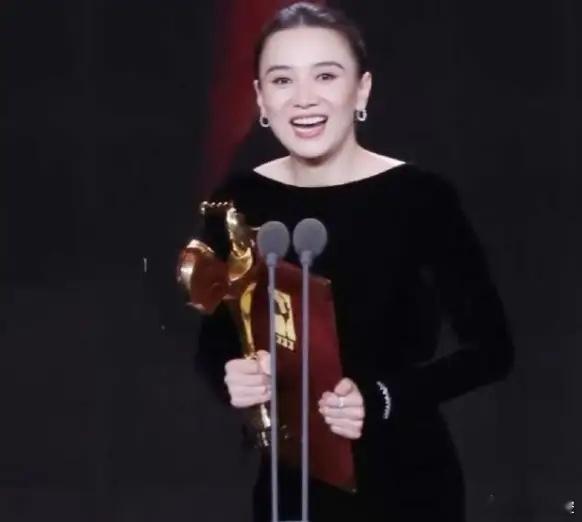 原来金鸡奖影后不卡二封一直以来都有一个传说，说金鸡卡影后，但是宋佳12年后二封影